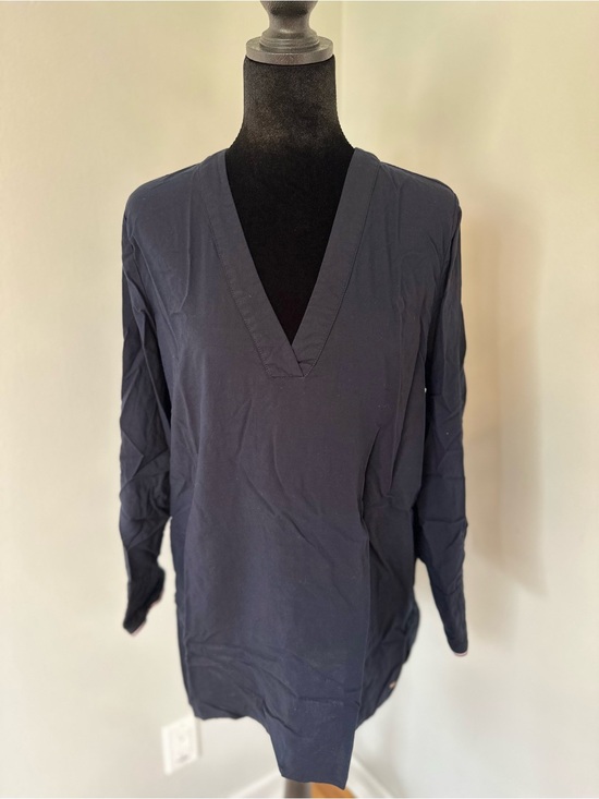 Tommy Hilfiger Tops - Tommy Hilfiger Navy Blue V-Neck Long Sleeve Blouse w/ Side Slits - Size Medium